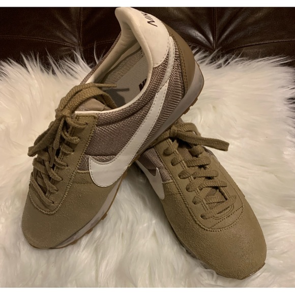 Nikes Shoes (Ladies) - Picture 2 of 6